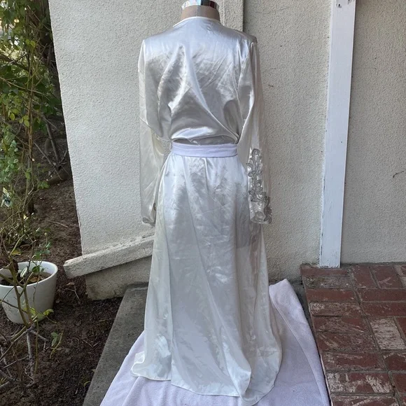 Flora Nikrooz Vintage 1970’s stunning robe w/ beautiful embroidered sleeves - Picture 6 of 10